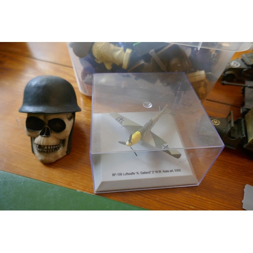 425 - Collection of military figures in plastic & metal