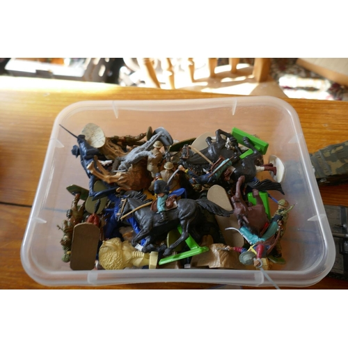 425 - Collection of military figures in plastic & metal