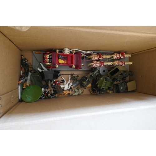 425 - Collection of military figures in plastic & metal