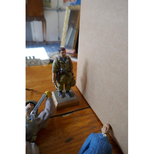 425 - Collection of military figures in plastic & metal