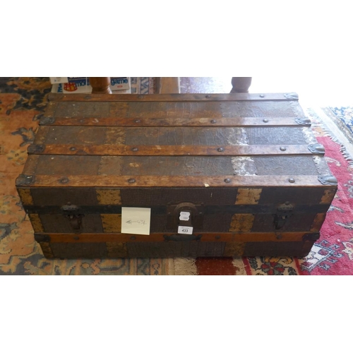 433 - Vintage travel trunk full of vintage jigsaws