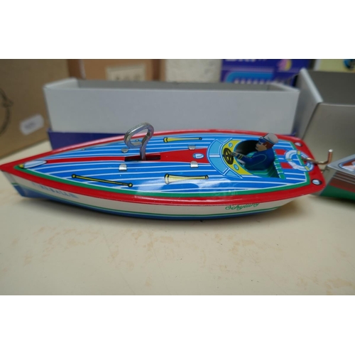 452 - 2 wind up tin plate toy speedboats