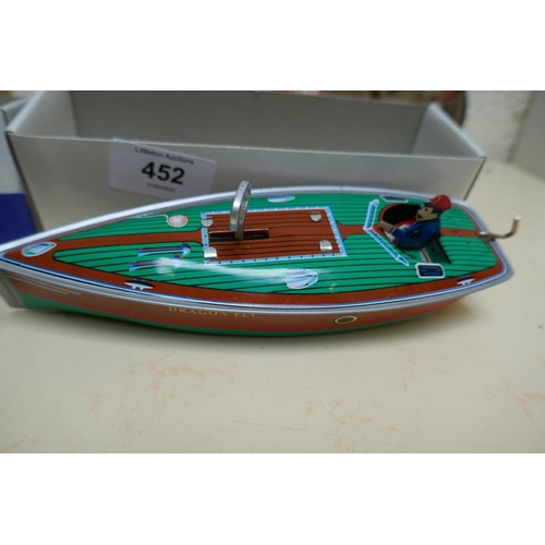 452 - 2 wind up tin plate toy speedboats