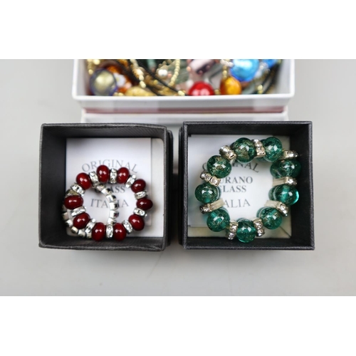 61 - Collection of jewellery to include Murano, jade etc with gold and silver clasps