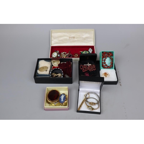 67 - Collection of jewellery and watches