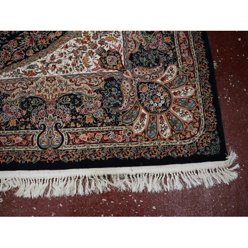 405 - Fine quality floral patterned carpet - Approx size: 372cm x 250cm