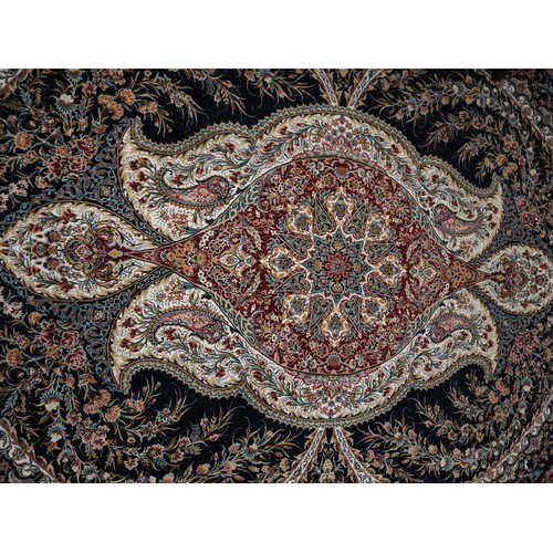 405 - Fine quality floral patterned carpet - Approx size: 372cm x 250cm