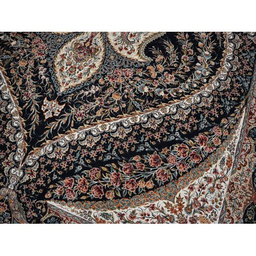 405 - Fine quality floral patterned carpet - Approx size: 372cm x 250cm