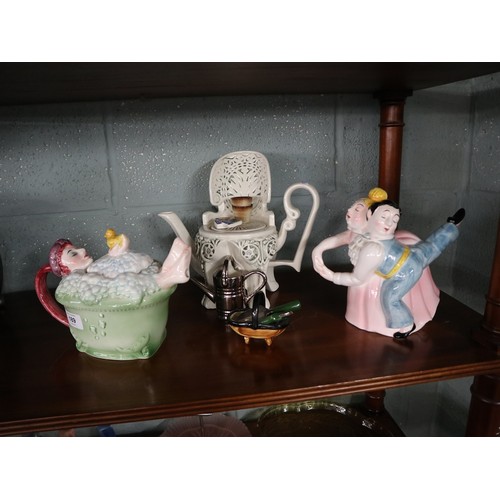 189 - Collection of novelty teapots etc