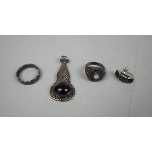79 - Collection of silver jewellery