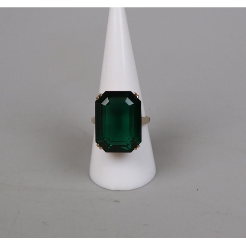 94 - Ladies 9ct gold green stone dress ring - Size Q