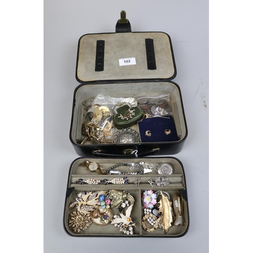 102 - Vintage jewellery case with a selection of costume jewellery etc