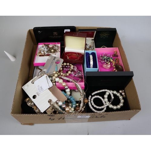 104 - Large collection of costume jewellery to include brooches, watches etc