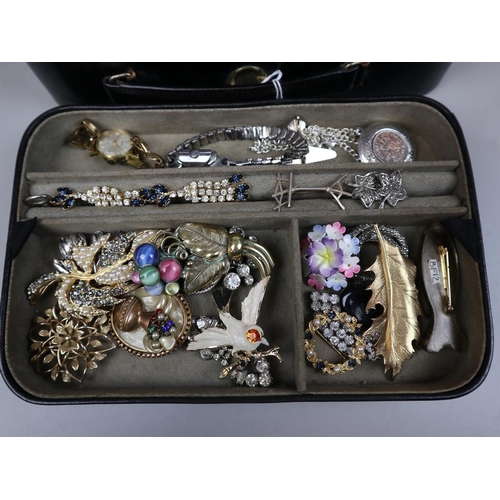 102 - Vintage jewellery case with a selection of costume jewellery etc
