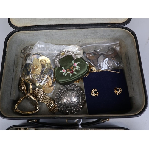 102 - Vintage jewellery case with a selection of costume jewellery etc