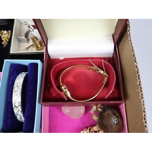 104 - Large collection of costume jewellery to include brooches, watches etc