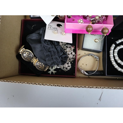 104 - Large collection of costume jewellery to include brooches, watches etc