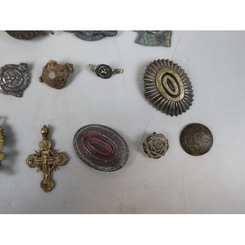 160 - Metal detector finds & cap badges