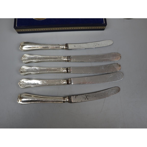 25 - Collection of hallmarked silver & hallmarked silver handled butter knives - Approx weight: 145g