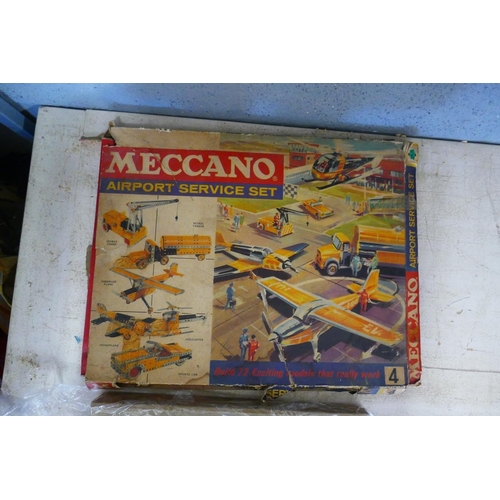 385 - Collection of vintage games to include Meccano