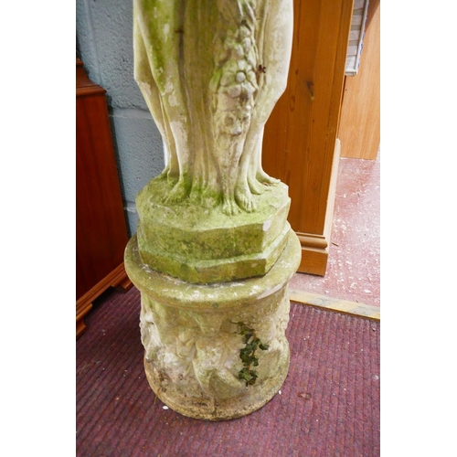 472 - Antique garden bust of maiden on plinth - Approx height: 148cm