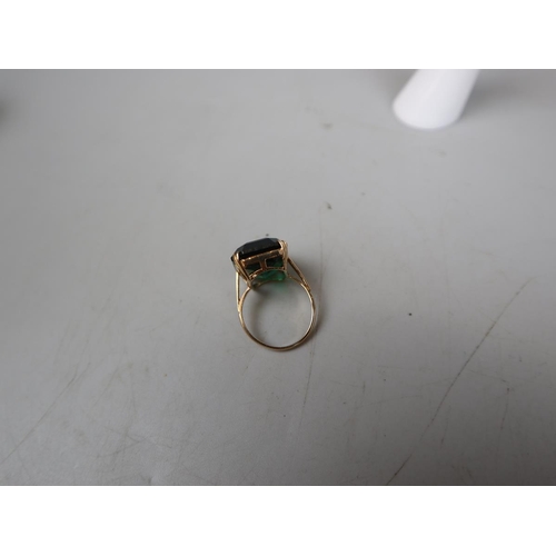 94 - Ladies 9ct gold green stone dress ring - Size Q