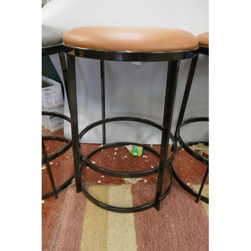 292 - Pair of stools