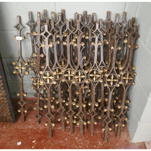 334 - 30 cast iron Victorian balusters - Approx height: 83cm