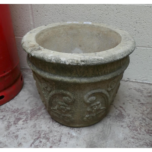 416 - Stone planter adorned with flowers - Approx height: 37cm