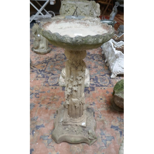 417 - Stone birdbath adorned with frogs and mice - Approx height: 75cm