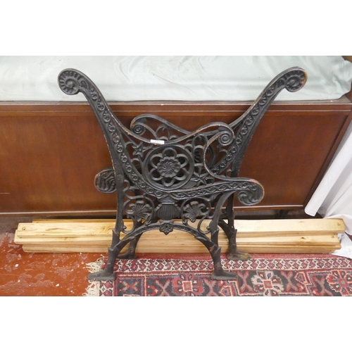 441 - Disassembled garden bench with cast iron ends