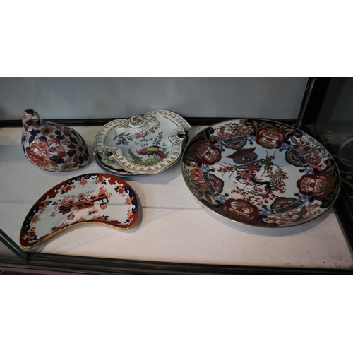 251 - Collection of ceramics to include Imari charger, Imari bird, kidney trinket plate etc