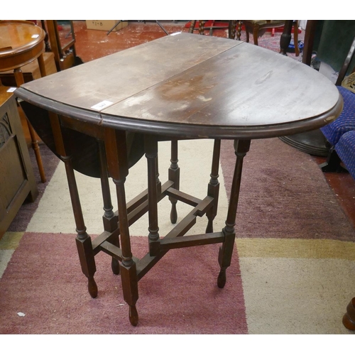 347 - Small oval gateleg table on spindle legs