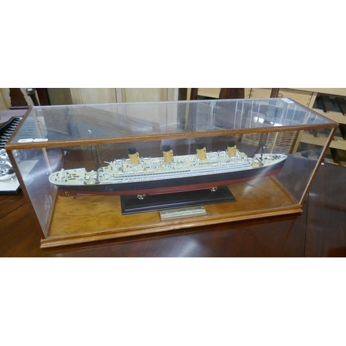 401 - Cased model of TitanicL:72cm W:21cm H: 28cm approx