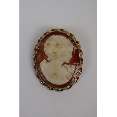 54 - 9ct gold cameo brooch