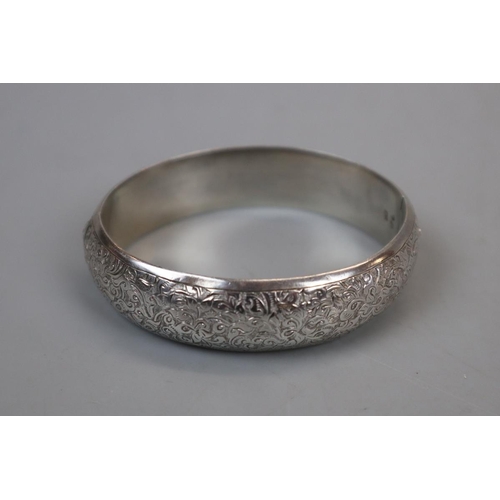 83 - Heavy silver bangle