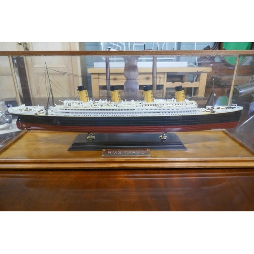 401 - Cased model of TitanicL:72cm W:21cm H: 28cm approx