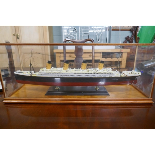 401 - Cased model of TitanicL:72cm W:21cm H: 28cm approx