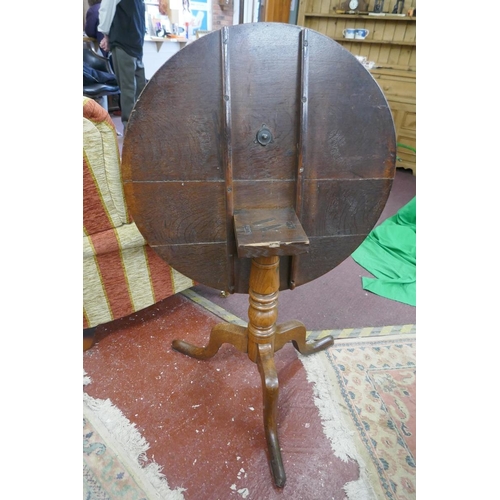 409 - Round oak tilt top tripod table