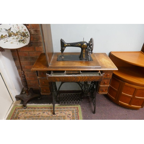 445 - Singer sewing machine table