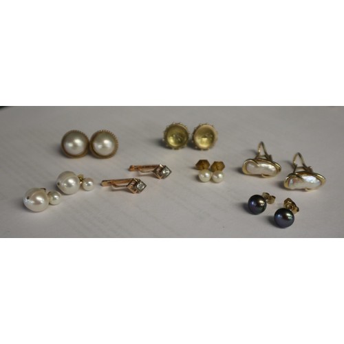 70 - Collection of gold earrings to include 9ct, 15ct, pearls etc