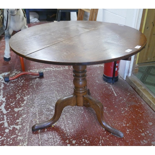 337 - Round oak tilt top tripod table