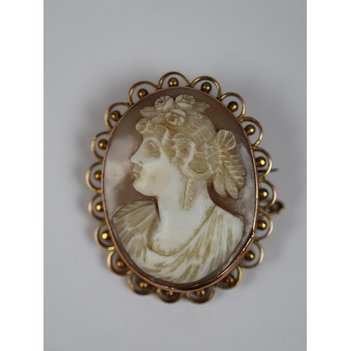 39 - 9ct gold cameo brooch
