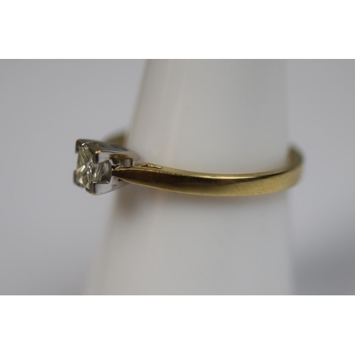 90 - 18ct gold princess cut diamond solitaire ring - Size N