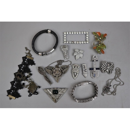 93 - Collection of costume jewellery