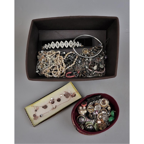 94 - Collection of costume jewellery