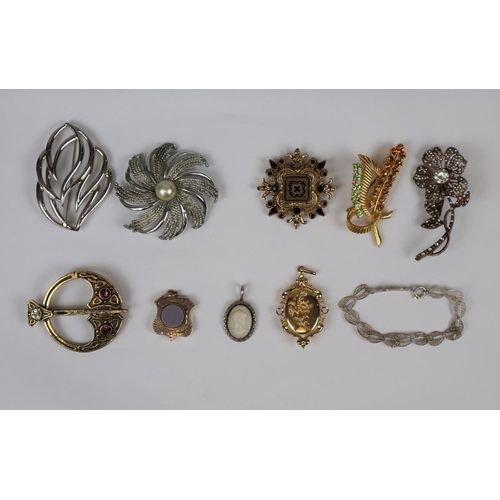 101 - Collection of brooches to include a silver pendant 