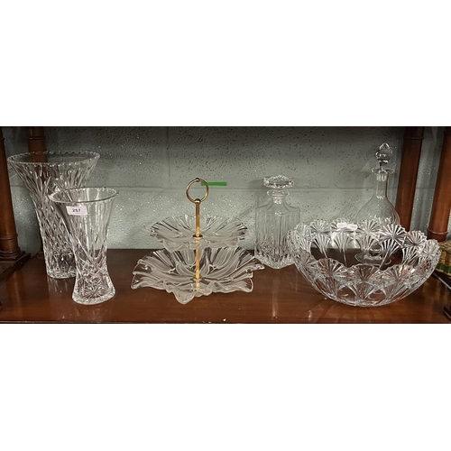 257 - Collection of glassware to include cake stand