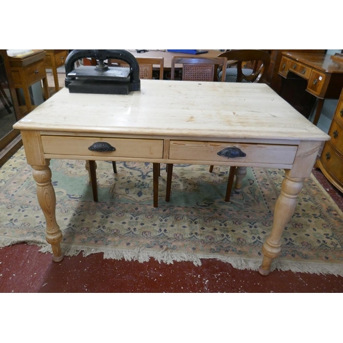 379 - Pine farmhouse table with 2 drawersL: 122cm W:87cm H:77cm approx