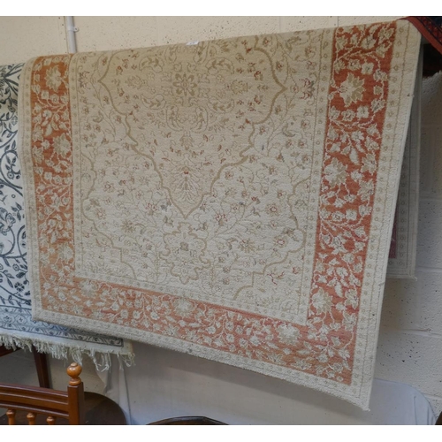 479 - Beige and red pattern rug